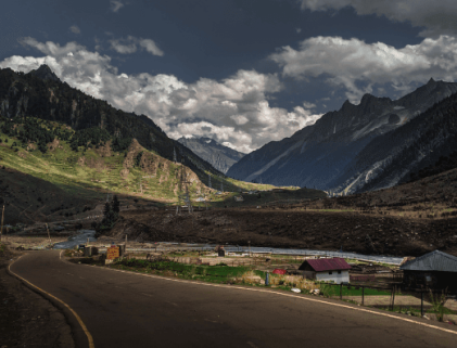 Kashmir Pahalgam Gulmarg Srinagar Tour Packages with Holidays crowd