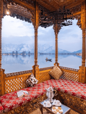 Kashmir Pahalgam Gulmarg Srinagar Tour Packages with Holidays crowd