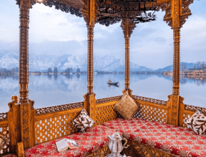 Kashmir Pahalgam Gulmarg Srinagar Tour Packages with Holidays crowd